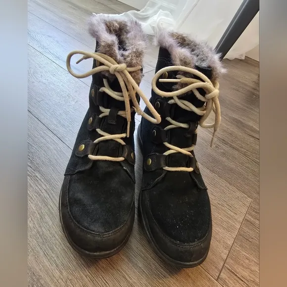 Sorel Explorer Joan Boot Black Faux Fur Size 9 Lace Up Waterproof