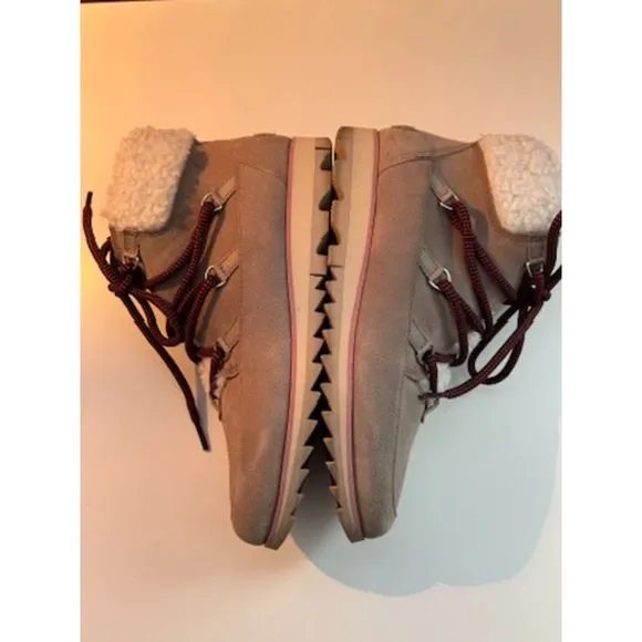 Sorel Harlow Lace Cozy bootie. Size 8.5. EUC.