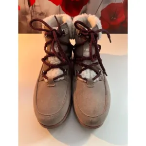 Sorel Harlow Lace Cozy bootie. Size 8.5. EUC.