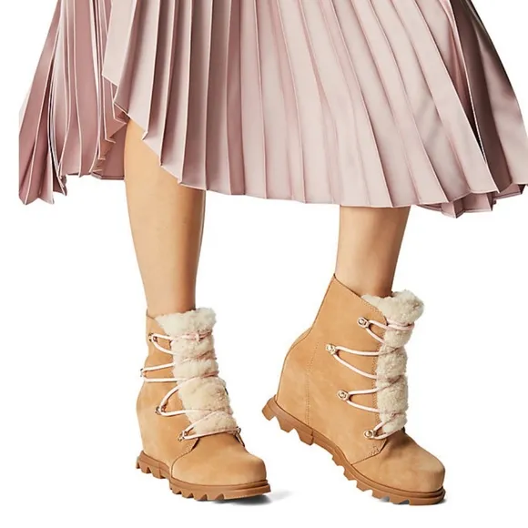 SOREL Joan of Arctic Wedge III Lace Cozy in tan/gum suede leather. New in box!