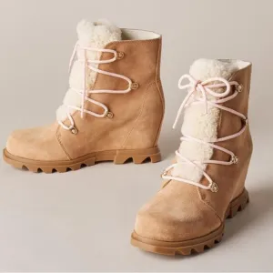 SOREL Joan of Arctic Wedge III Lace Cozy in tan/gum suede leather. New in box!