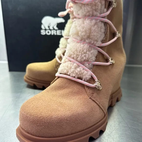 SOREL Joan of Arctic Wedge III Lace Cozy in tan/gum suede leather. New in box!