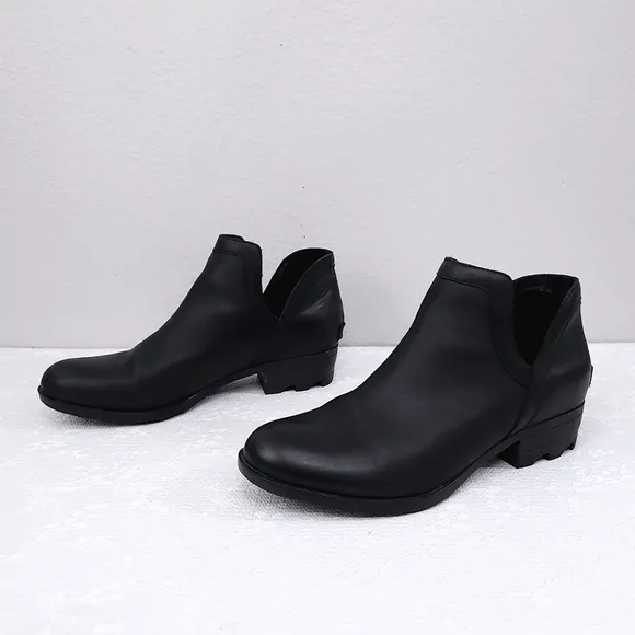 SOREL Lolla Cut-Out Ankle Booties US 10