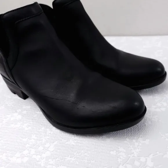 SOREL Lolla Cut-Out Ankle Booties US 10
