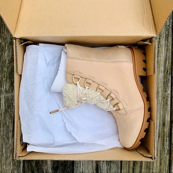 SOREL Phoenix Short Lace Lux Boots