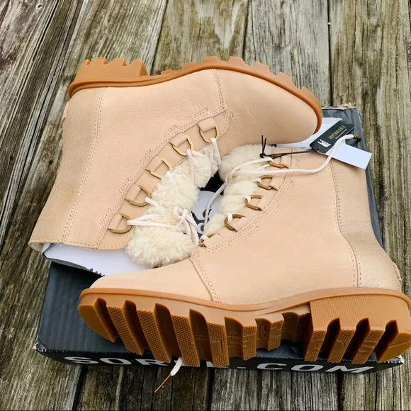 SOREL Phoenix Short Lace Lux Boots