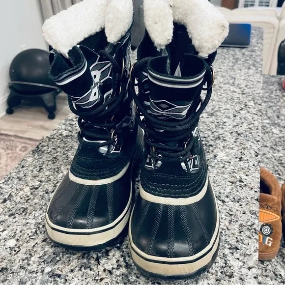 SOREL Snow Boats Black Lace Up Rubber Bottom Sole Diamond Print