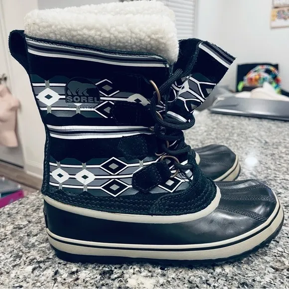 SOREL Snow Boats Black Lace Up Rubber Bottom Sole Diamond Print