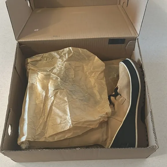 Sorel Tivoli High II Boots in Curry Size 9.5 Waterproof Like New Condition! ❄️