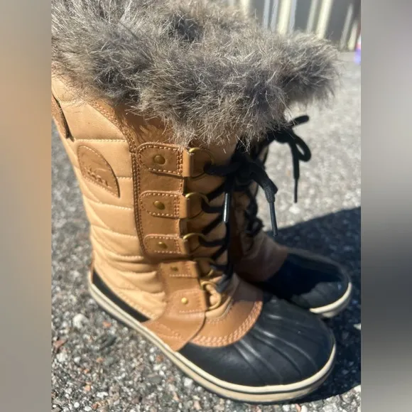 Sorel Tofino ll Faux Fur Lace-Up Waterproof Snow Boots in Curry/Fawn - Women's 6