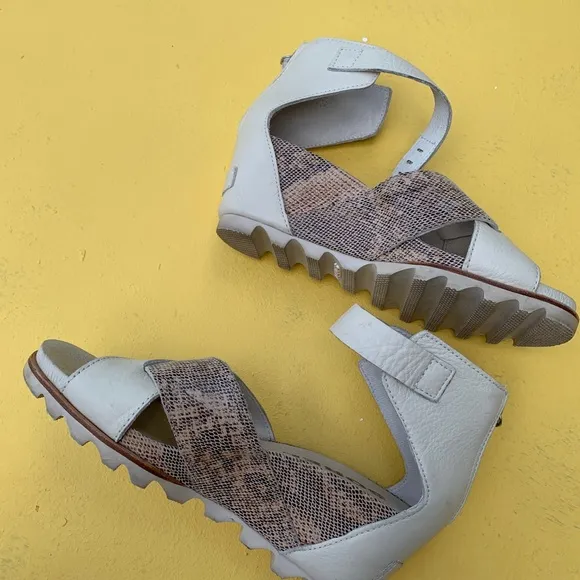 SOREL wedge heels strappy utility style snake print detail shoes 8