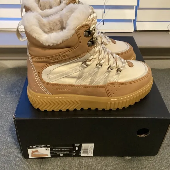 Sorel Women's Ona Ave Trek Boots, size 5