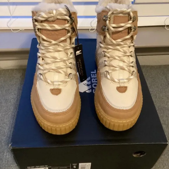 Sorel Women's Ona Ave Trek Boots, size 5