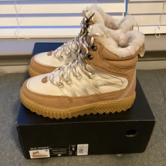Sorel Women's Ona Ave Trek Boots, size 5