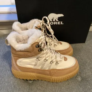 Sorel Women's Ona Ave Trek Boots, size 5