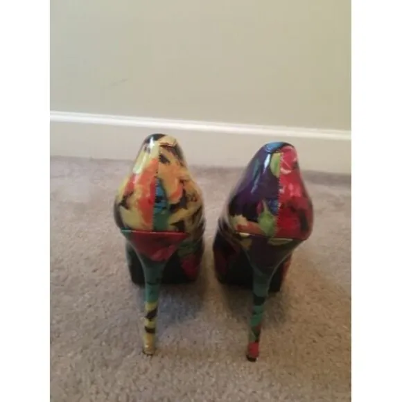 Steve Madden Women's Patent Faux Leather Colorful Floral Heels Pumps Size 9