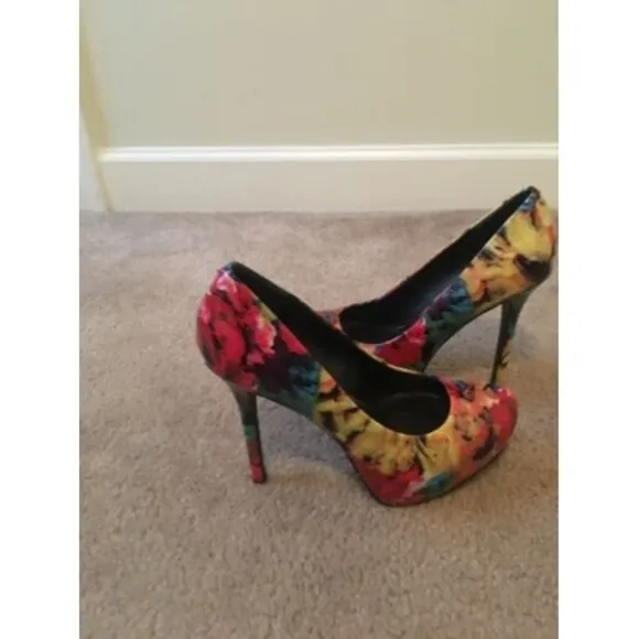 Steve Madden Women's Patent Faux Leather Colorful Floral Heels Pumps Size 9
