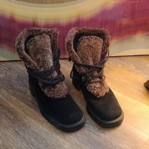 Stuart Weitzman Black and Brown Winter Boots with Cozy Lining and Sturdy Sole