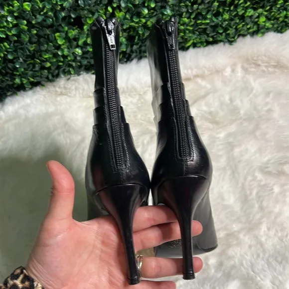Stuart Weitzman Black Leather Pointed Toe short Boots with pleats Size 7