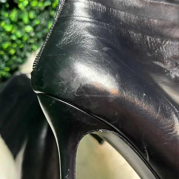 Stuart Weitzman Black Leather Pointed Toe short Boots with pleats Size 7