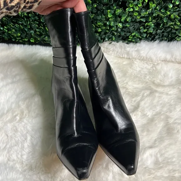 Stuart Weitzman Black Leather Pointed Toe short Boots with pleats Size 7