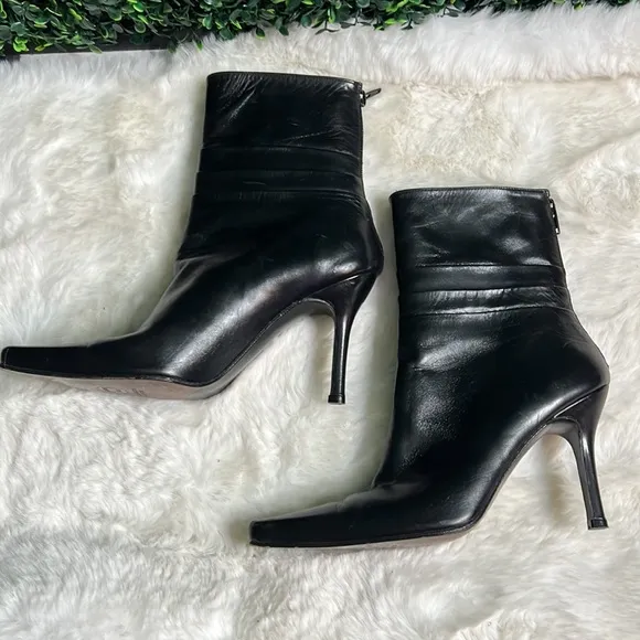 Stuart Weitzman Black Leather Pointed Toe short Boots with pleats Size 7