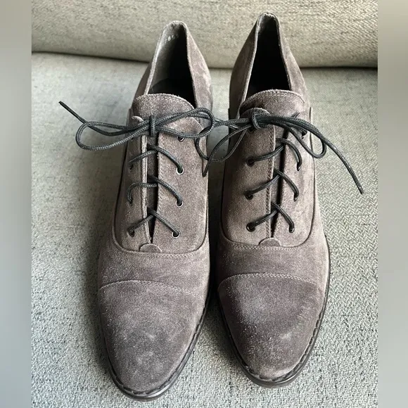 Stuart Weitzman Grey suede lace-up oxfords. Size 9