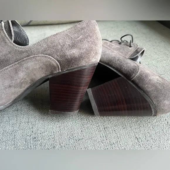 Stuart Weitzman Grey suede lace-up oxfords. Size 9