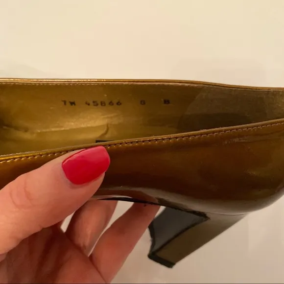 STUART WEITZMAN SHOES HEELS GOLD PATENT LEATHER PUMPS Italy Size 8 B