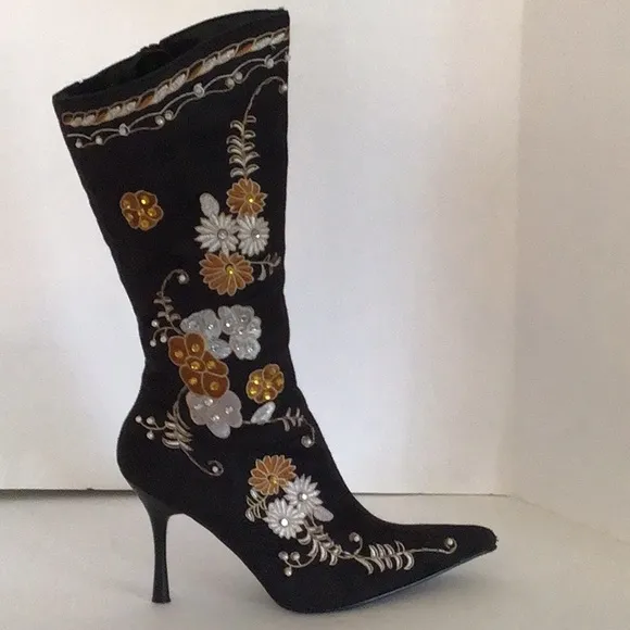 🔥🔥TAKE 40% OFF LIST PRICE 🔥🔥DARLING.                FLORAL SUEDE BOOTS