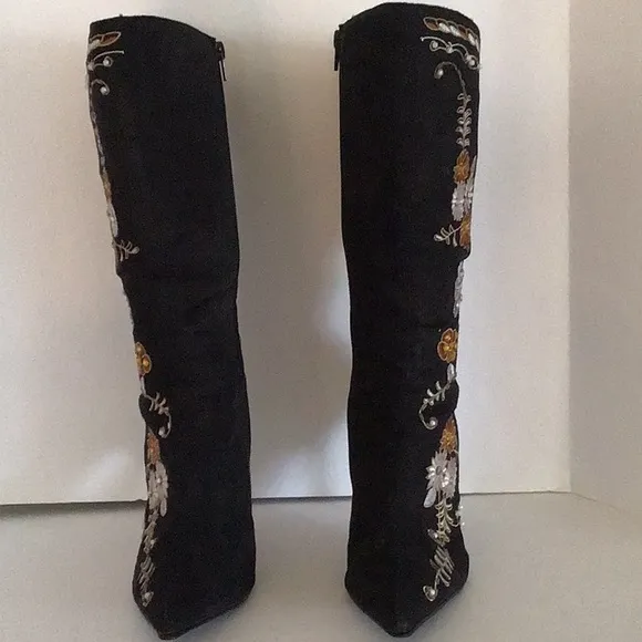 🔥🔥TAKE 40% OFF LIST PRICE 🔥🔥DARLING.                FLORAL SUEDE BOOTS