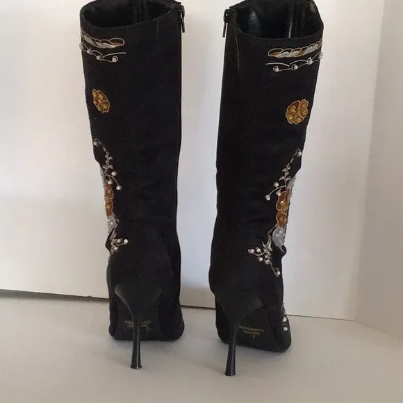 🔥🔥TAKE 40% OFF LIST PRICE 🔥🔥DARLING.                FLORAL SUEDE BOOTS