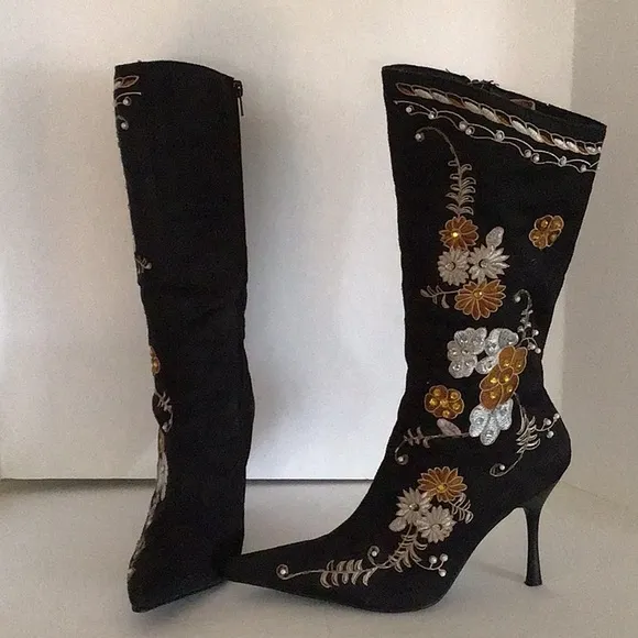 🔥🔥TAKE 40% OFF LIST PRICE 🔥🔥DARLING.                FLORAL SUEDE BOOTS