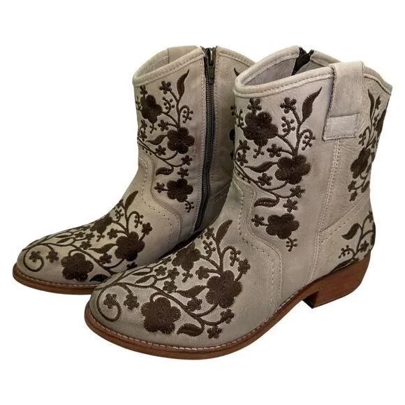 Taos Privilege Cream Leather Flower Embroidered Short Ankle Western Boots Size 8