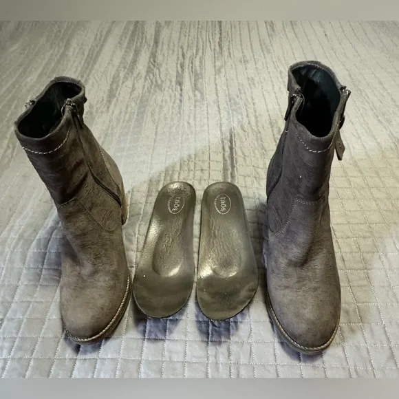 TAOS Shaka Grey Suede Ankle Boots US9-9.5