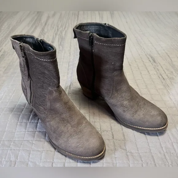TAOS Shaka Grey Suede Ankle Boots US9-9.5
