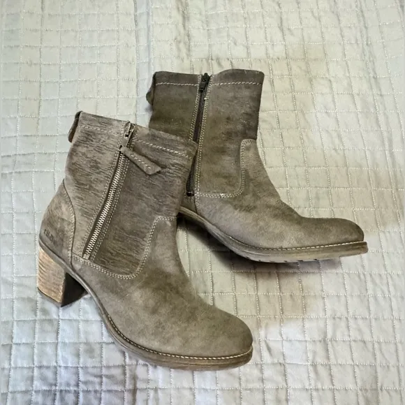 TAOS Shaka Grey Suede Ankle Boots US9-9.5