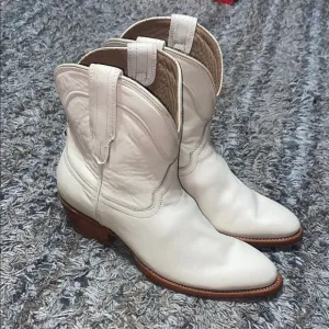 Tecovas Women's cream short Leather Western Boots sz 8.5
