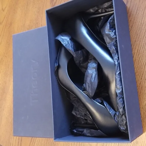 🆕️Theory Amria black leather heels, made in Italy