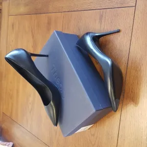 🆕️Theory Amria black leather heels, made in Italy