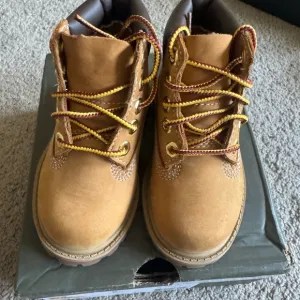Timberland Premium 6 inch waterproof boot wheat size 5 toddler. Great condition