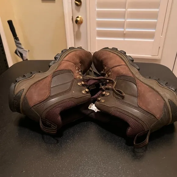 Timberland size 9 waterproof hiking boots 2730R