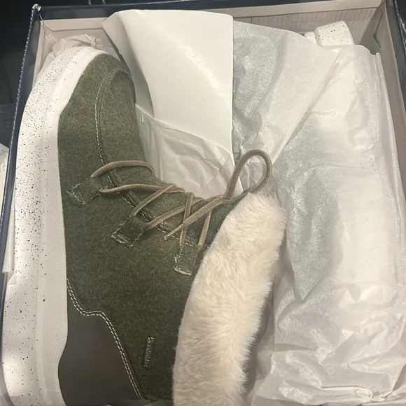 Tomika Green and White Winter Boots with Fluffy Lining Waterproof UK 42