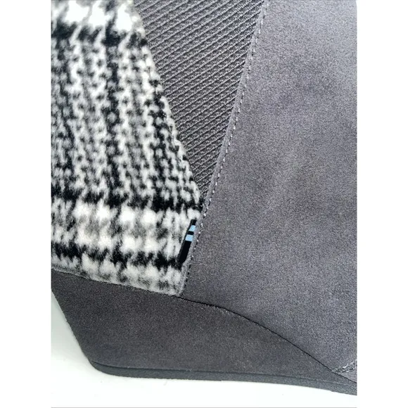 TOMS Kelsey NWOB Womens Ankle Wedge Boots Size 9.5W Gray Suede Plaid