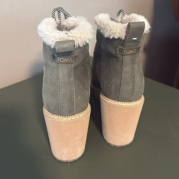 TOMS Women’s size 9 Olive Green Leather, Wedge, lace-up Bootie Boots faux fur