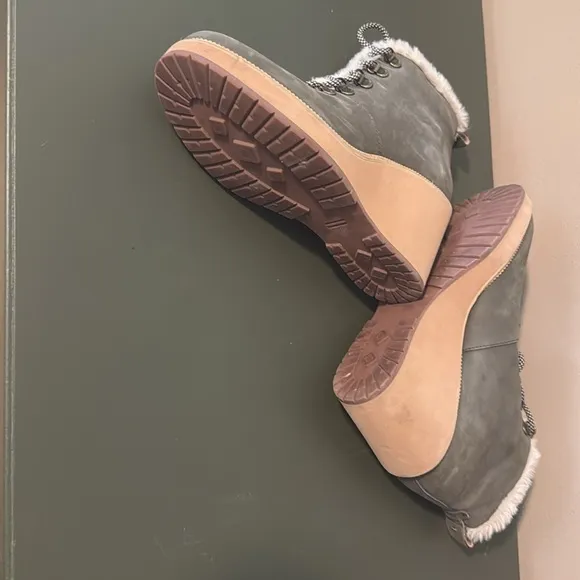 TOMS Women’s size 9 Olive Green Leather, Wedge, lace-up Bootie Boots faux fur
