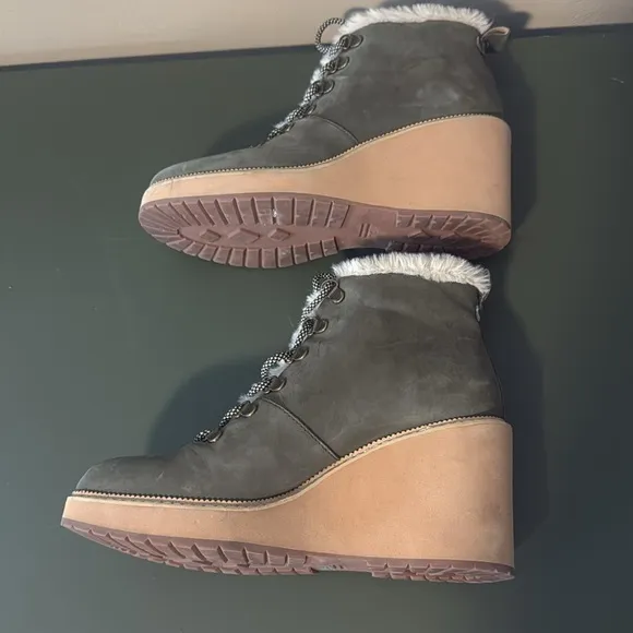 TOMS Women’s size 9 Olive Green Leather, Wedge, lace-up Bootie Boots faux fur