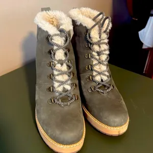 TOMS Women’s size 9 Olive Green Leather, Wedge, lace-up Bootie Boots faux fur