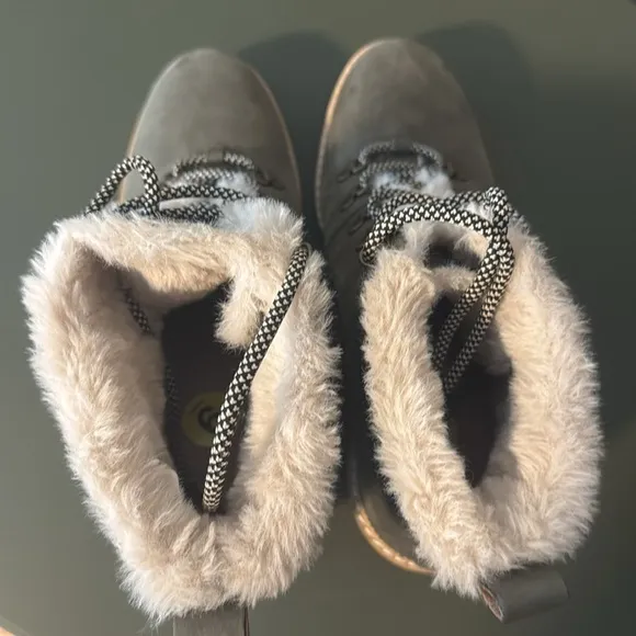 TOMS Women’s size 9 Olive Green Leather, Wedge, lace-up Bootie Boots faux fur