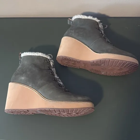 TOMS Women’s size 9 Olive Green Leather, Wedge, lace-up Bootie Boots faux fur